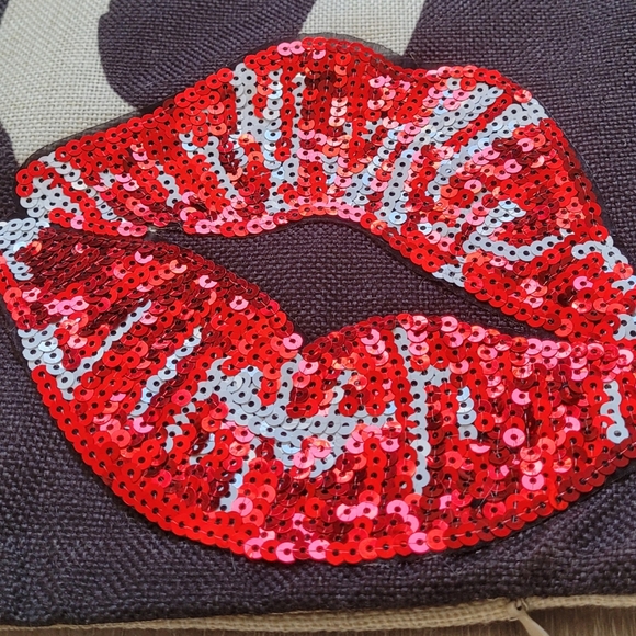 Xo pillow case with lips - Picture 2 of 3